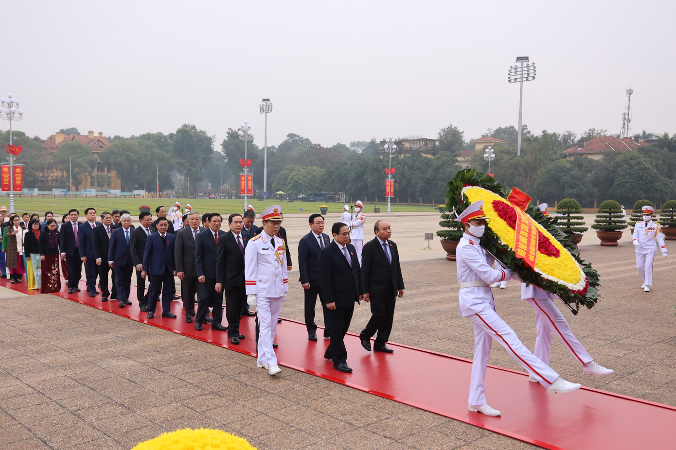 Hình ảnh Chủ tịch nước Nguyễn Xuân Phúc, Thủ tướng Chính phủ Phạm Minh Chính, Chủ tịch Quốc hội Vương Đình Huệ dẫn đầu đoàn đại biểu vào Lăng viếng Chủ tịch Hồ Chí Minh.