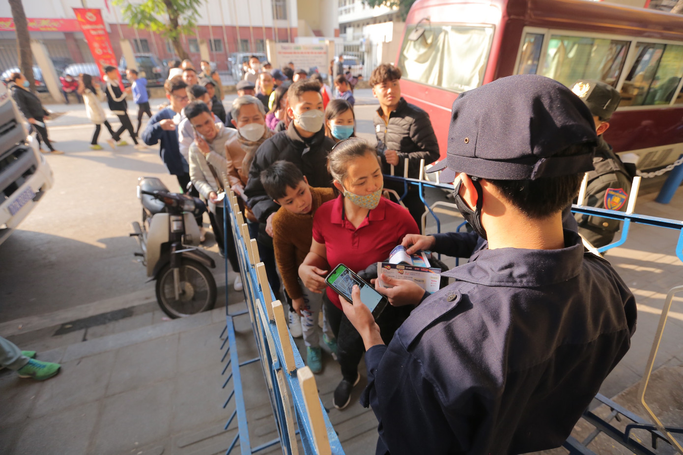 Mọi ngả đường đều dẫn tới Sân vận động Hàng Đẫy ảnh 24