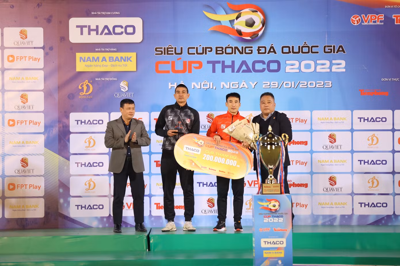 Trao thưởng 200 triệu đồng tặng CLB Hải Phòng