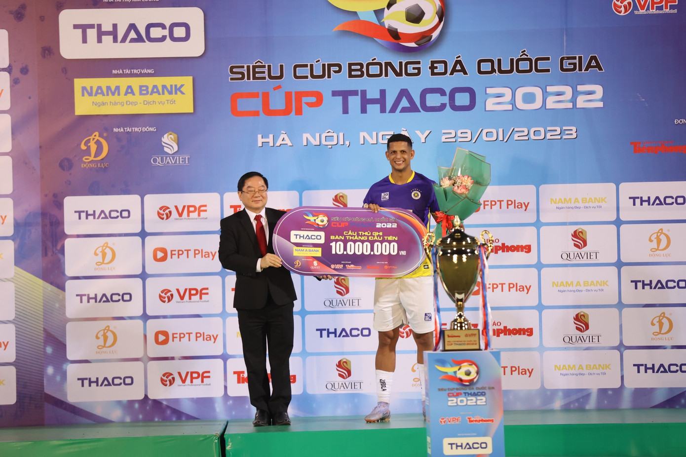 Nhà báo Lê Xuân Sơn trao 10 triệu đồng tặng Lucao – cầu thủ ghi bàn thắng đầu tiên trận Siêu cúp. Nhà báo Lê Xuân Sơn trao 10 triệu đồng tặng Lucao – cầu thủ ghi bàn thắng đầu tiên trận Siêu cúp.