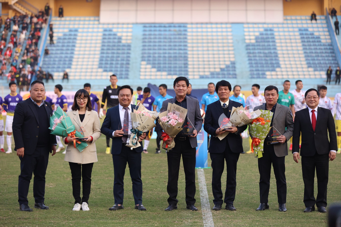 Để ghi nhận những đóng góp của các đơn vị đồng hành, nhà báo Lê Xuân Sơn - Tổng biên tập báo Tiền Phong và ông Nguyễn Minh Ngọc – Tổng giám đốc Công ty VPF tặng hoa, kỷ niệm chương cho các đơn vị. Để ghi nhận những đóng góp của các đơn vị đồng hành, nhà báo Lê Xuân Sơn - Tổng biên tập báo Tiền Phong và ông Nguyễn Minh Ngọc – Tổng giám đốc Công ty VPF tặng hoa, kỷ niệm chương cho các đơn vị.