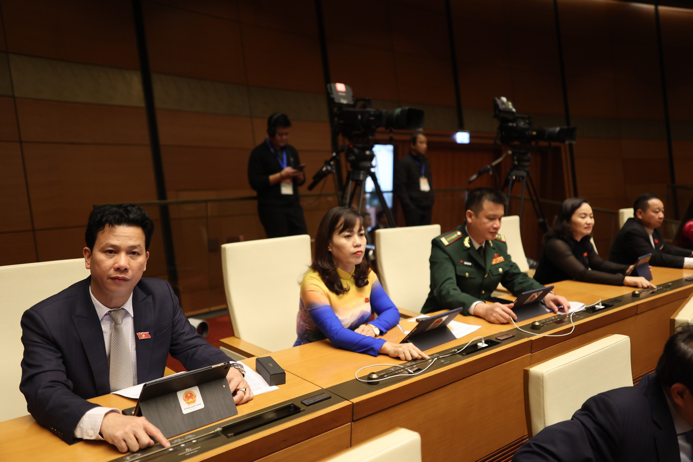 Các đại biểu Quốc hội thông qua nghị quyết, chiều 9/1. Ảnh: Như Ý Các đại biểu Quốc hội thông qua nghị quyết, chiều 9/1. Ảnh: Như Ý