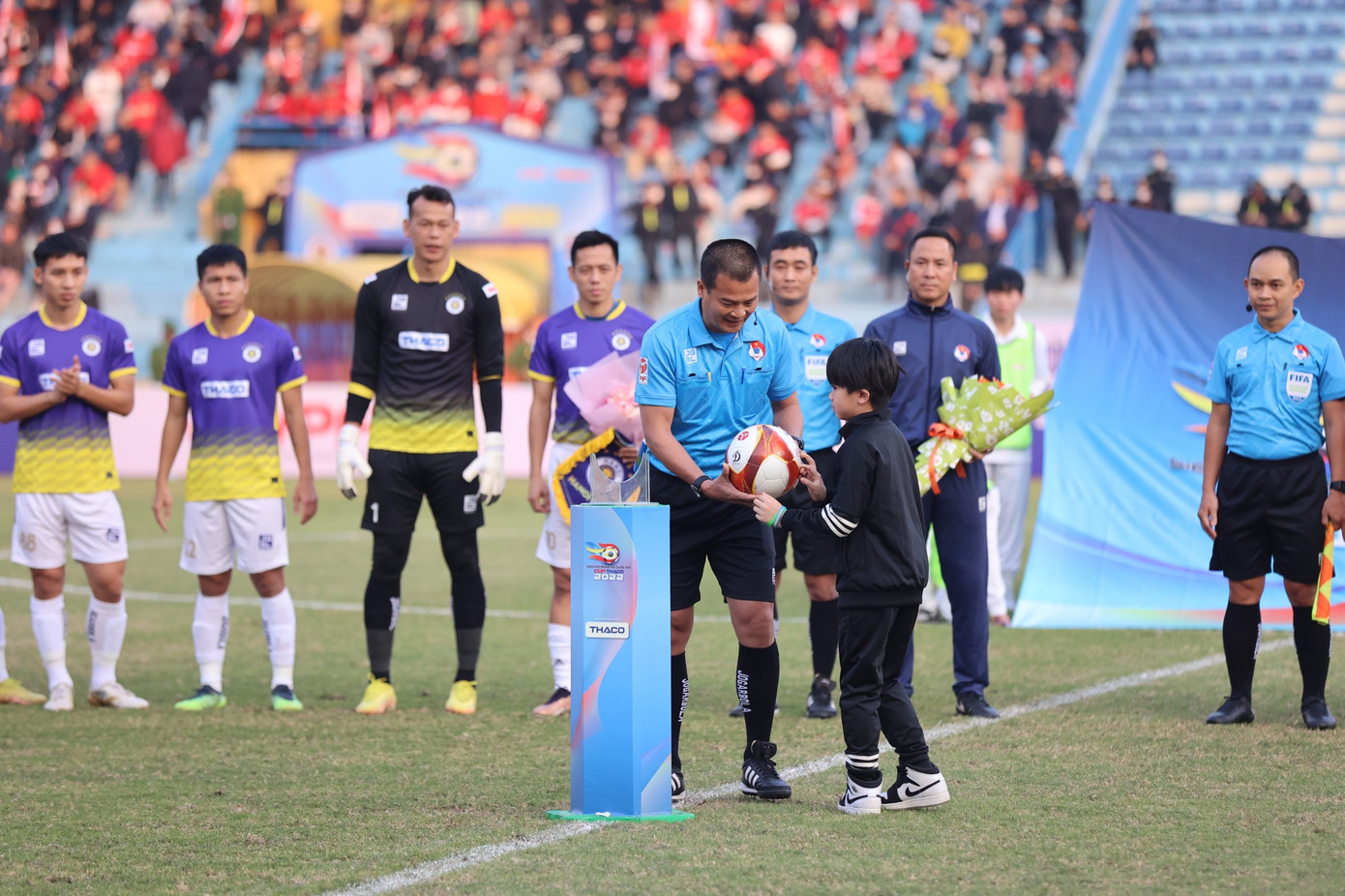 Nghi thức trao bóng thi đấu với mong muốn sự thành công, may mắn sẽ khởi đầu từ ngày hôm nay và liên tục tiếp nối trong suốt mùa giải bóng đá chuyên nghiệp Quốc gia 2023. Nghi thức trao bóng thi đấu với mong muốn sự thành công, may mắn sẽ khởi đầu từ ngày hôm nay và liên tục tiếp nối trong suốt mùa giải bóng đá chuyên nghiệp Quốc gia 2023.