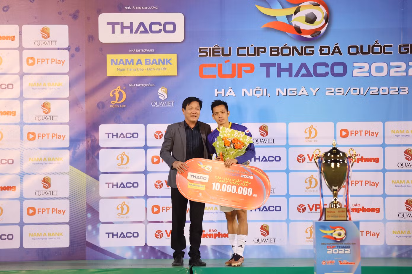 Ông Mai Thế Hưng – Giám đốc Đối ngoại Động lực Group trao phần thưởng cầu thủ xuất sắc nhất trận đấu - Nguyễn Văn Quyết