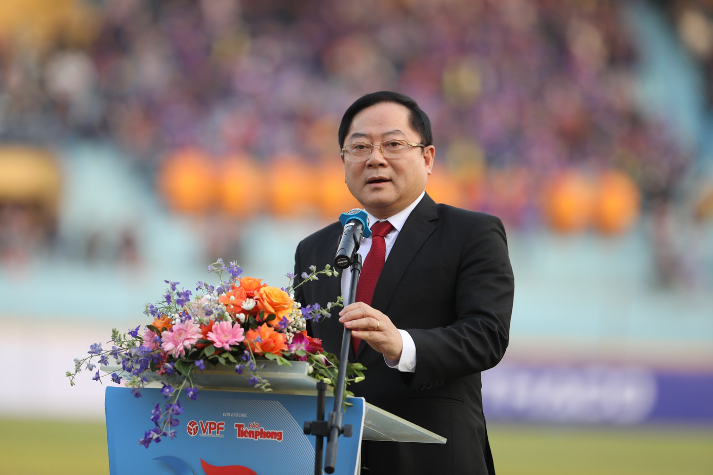 Nhà báo Lê Xuân Sơn – Tổng biên tập báo Tiền Phong, đồng Trưởng ban Tổ chức Siêu cúp. Nhà báo Lê Xuân Sơn – Tổng biên tập báo Tiền Phong, đồng Trưởng ban Tổ chức Siêu cúp.