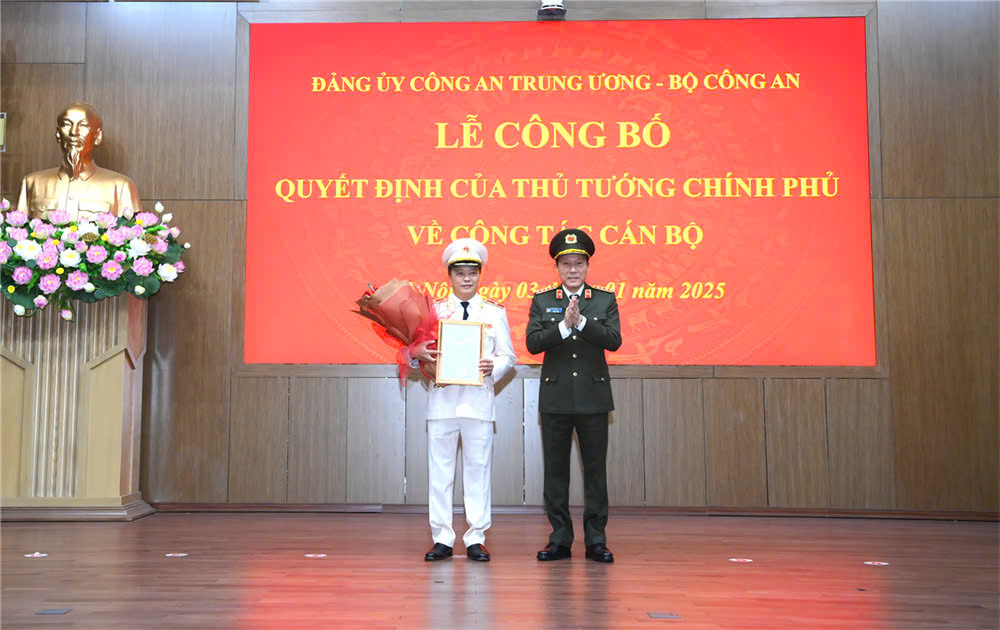 Bộ trưởng Bộ Công an Lương Tam Quang trao quyết định của Thủ tướng cho tân Thứ trưởng Đặng Hồng Đức.