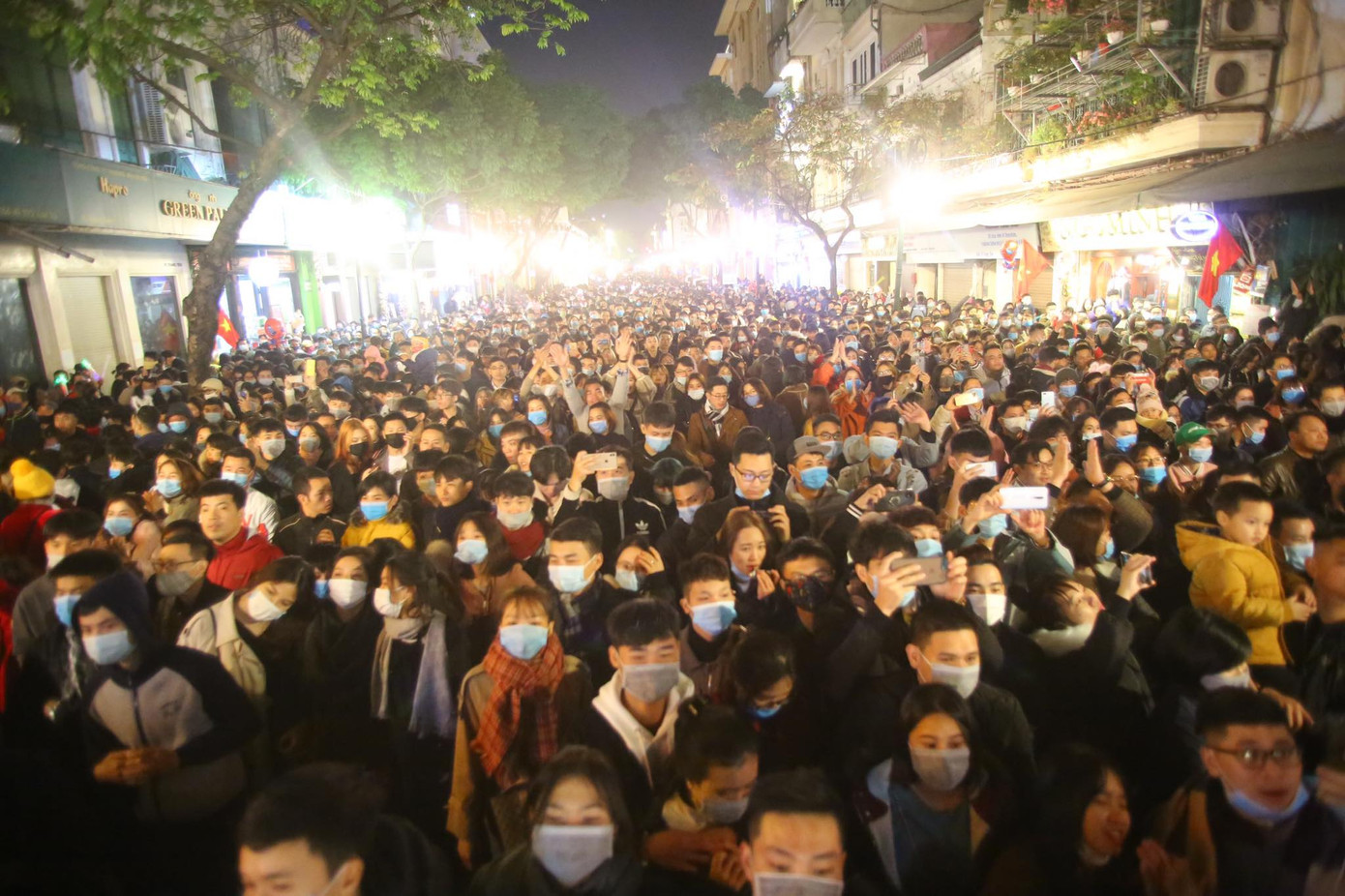 Pháo hoa rực sáng bầu trời, Việt Nam bước sang năm mới 2021 ảnh 52