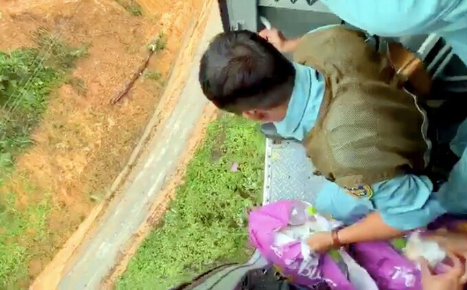 Sạt lở thủy điện Rào Trăng 3: Cứu được 19 công nhân và đưa thi thể đầu tiên ra ngoài ảnh 5