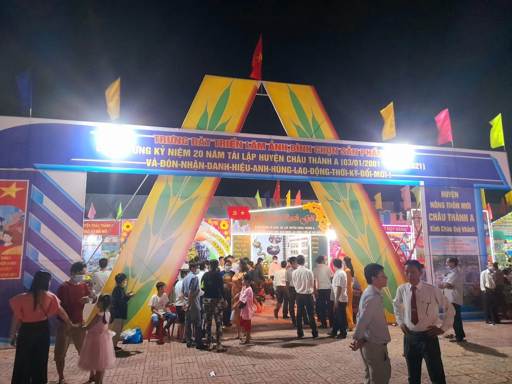 Pháo hoa rực sáng bầu trời, Việt Nam bước sang năm mới 2021 ảnh 69