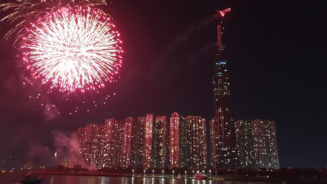 Pháo hoa rực sáng đón năm mới 2020 ảnh 1
