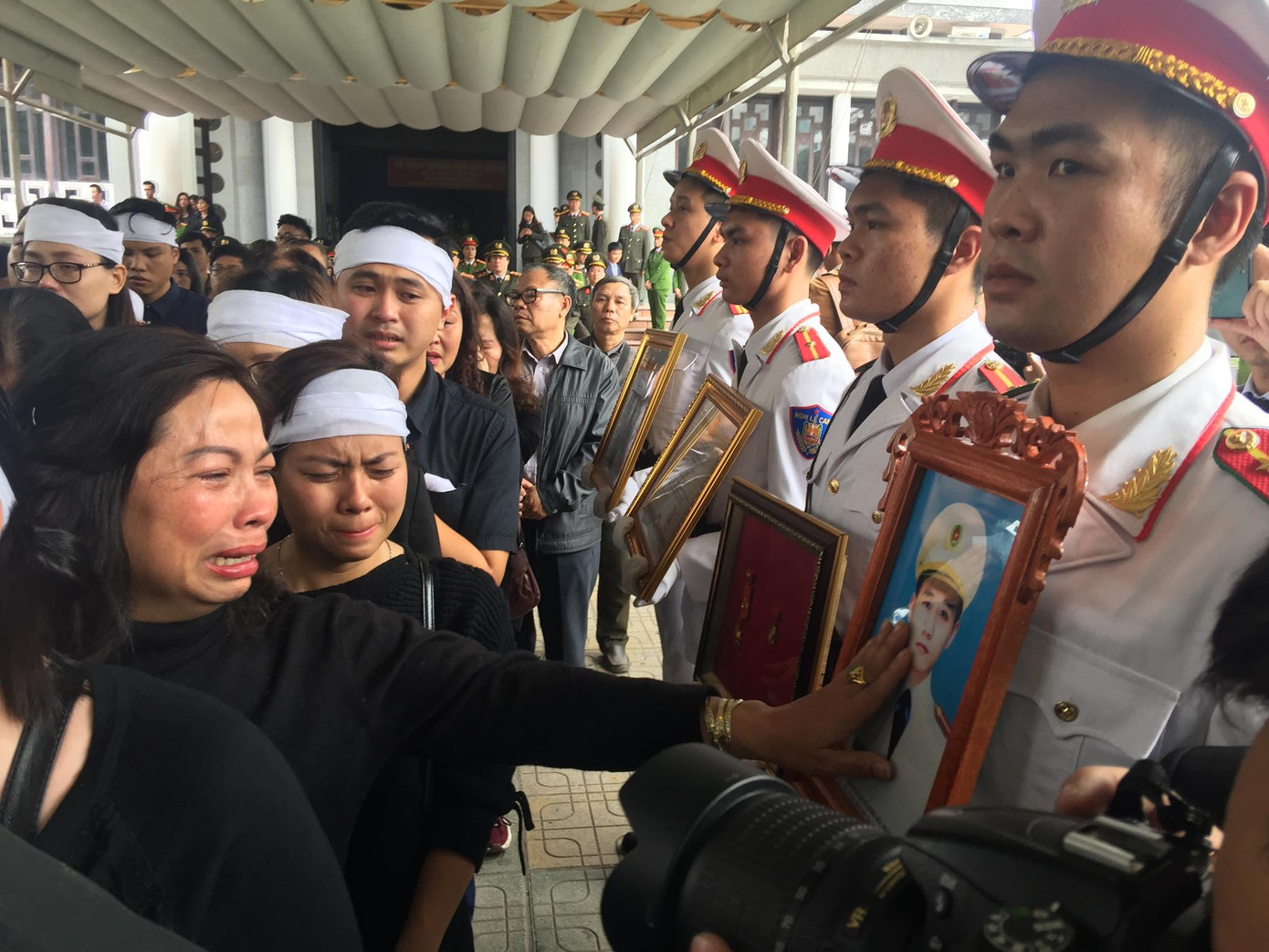 Tiễn biệt 3 liệt sĩ công an hy sinh ở Đồng Tâm ảnh 1