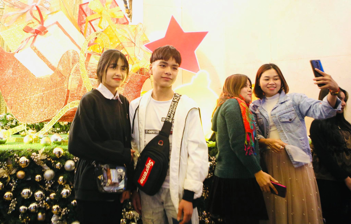 Pháo hoa rực sáng bầu trời, Việt Nam bước sang năm mới 2021 ảnh 65