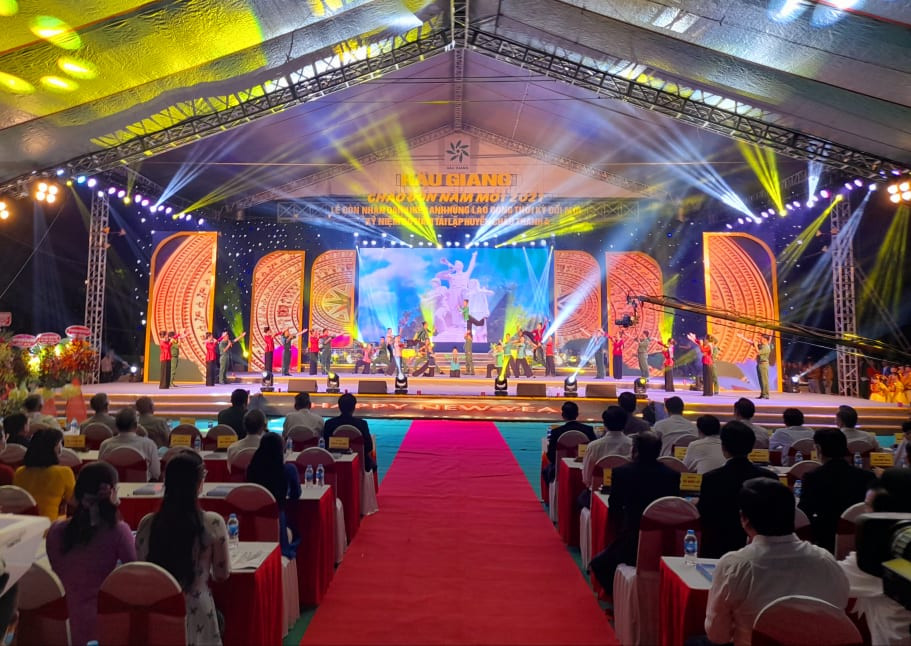 Pháo hoa rực sáng bầu trời, Việt Nam bước sang năm mới 2021 ảnh 71