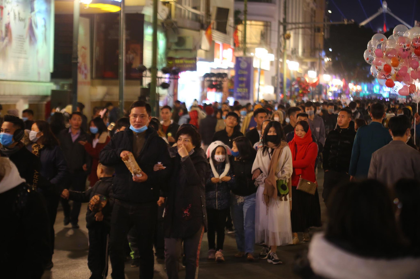 Pháo hoa rực sáng bầu trời, Việt Nam bước sang năm mới 2021 ảnh 60