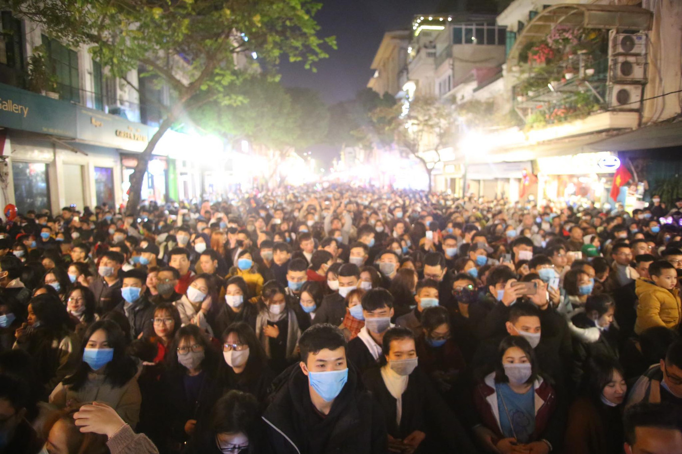 Pháo hoa rực sáng bầu trời, Việt Nam bước sang năm mới 2021 ảnh 53