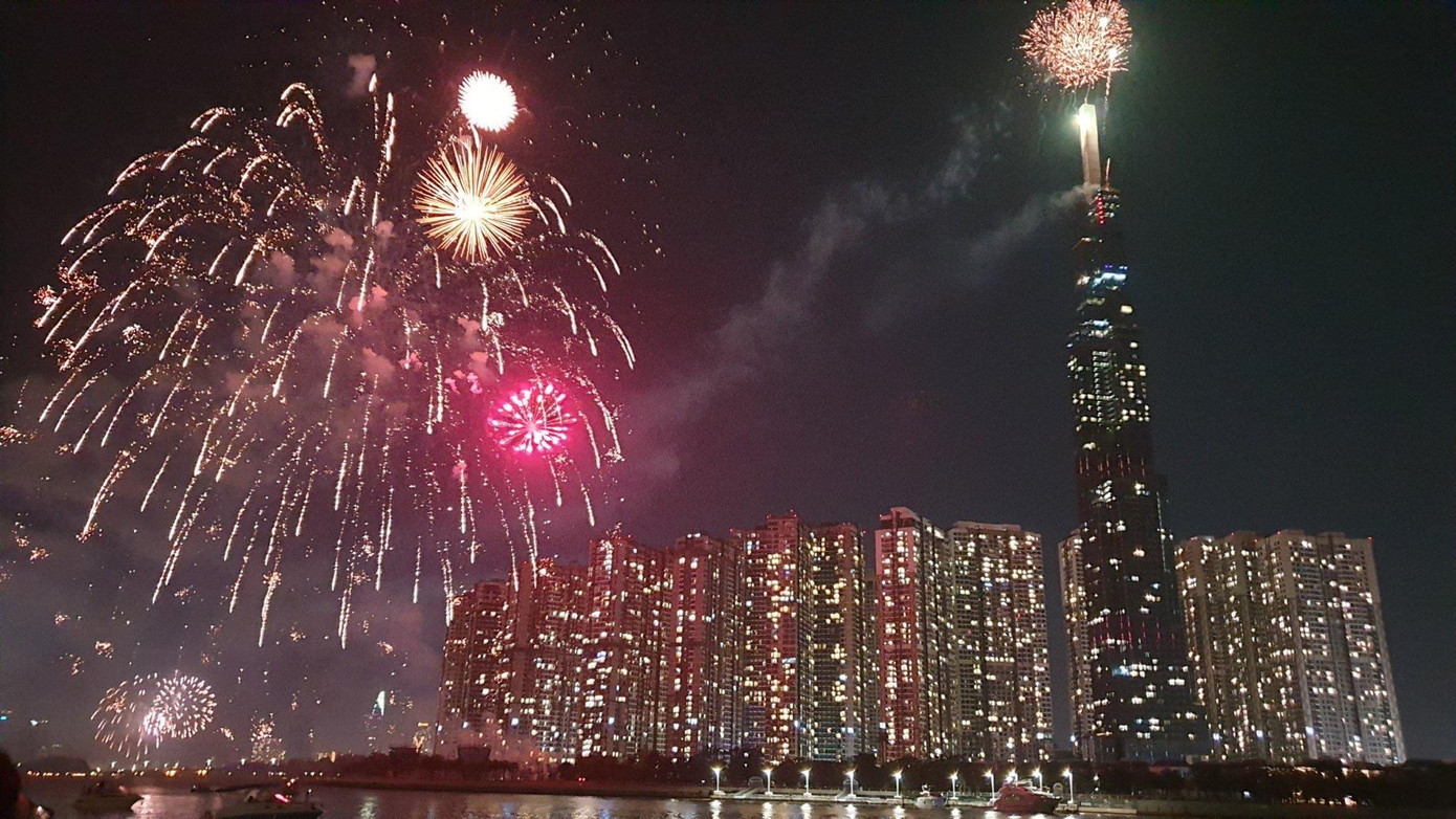 Pháo hoa rực sáng đón năm mới 2020 ảnh 2