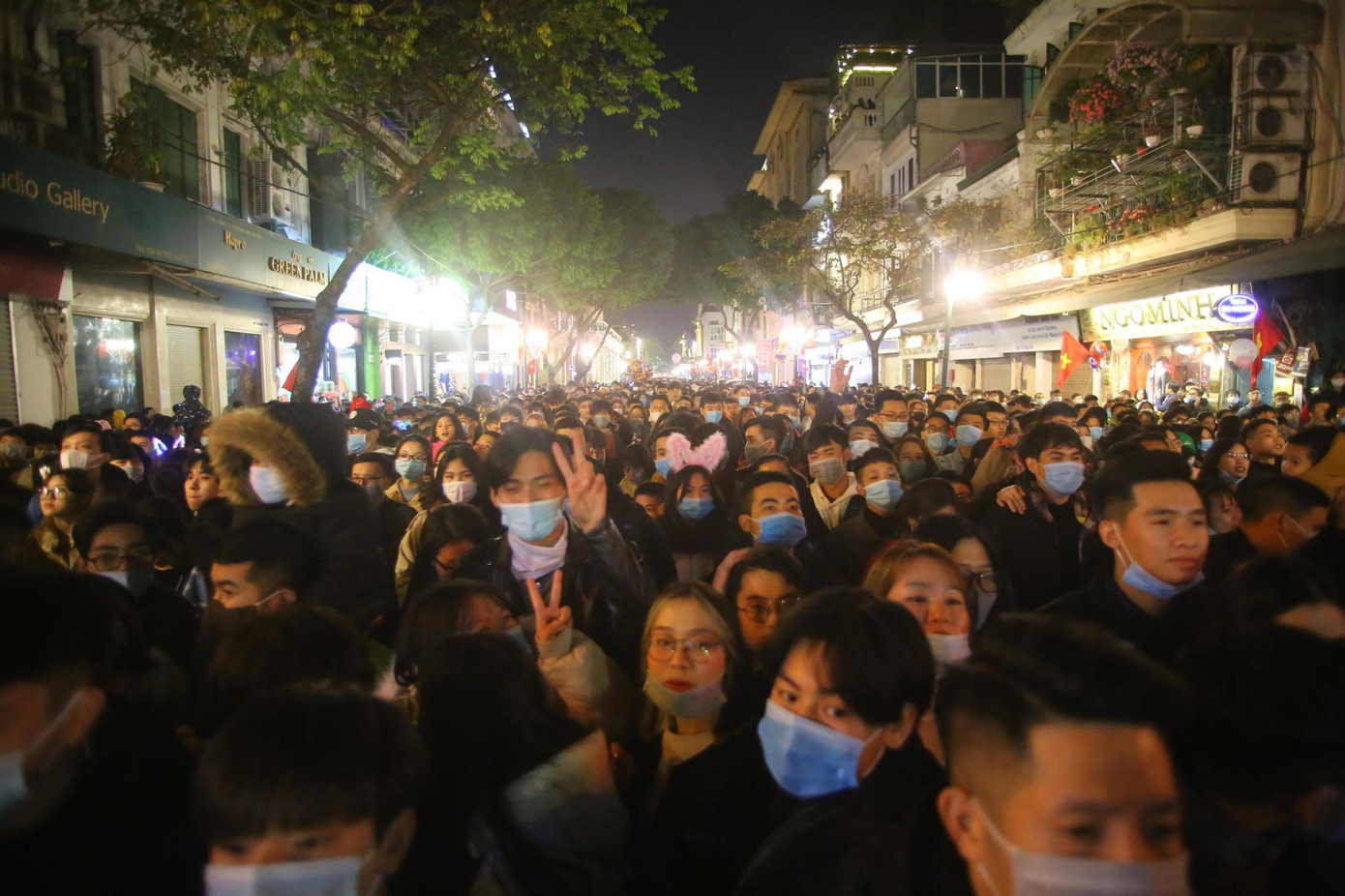 Pháo hoa rực sáng bầu trời, Việt Nam bước sang năm mới 2021 ảnh 54