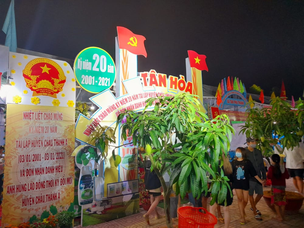 Pháo hoa rực sáng bầu trời, Việt Nam bước sang năm mới 2021 ảnh 70