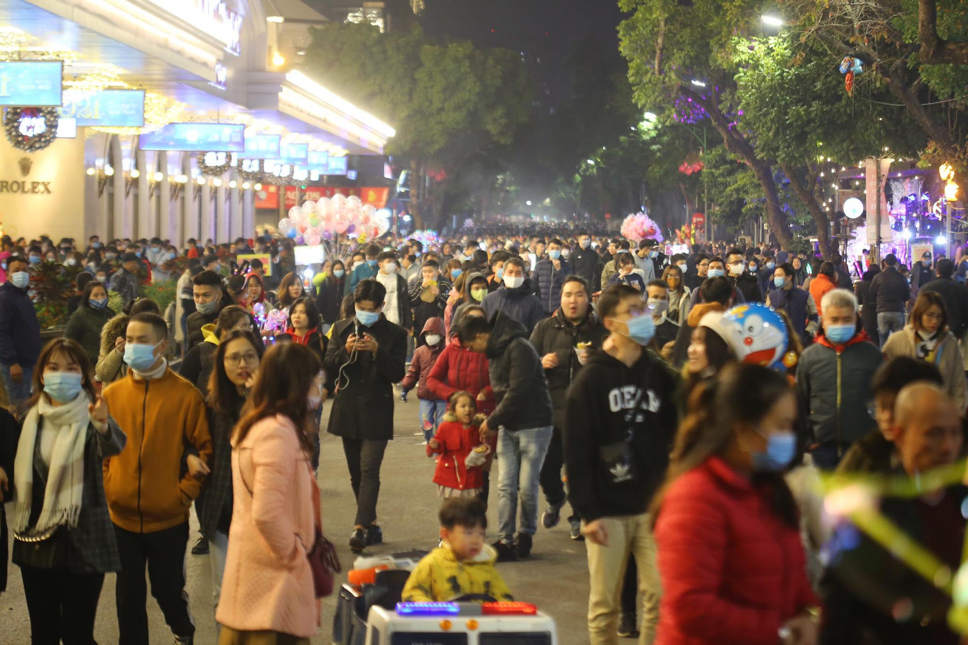 Pháo hoa rực sáng bầu trời, Việt Nam bước sang năm mới 2021 ảnh 58