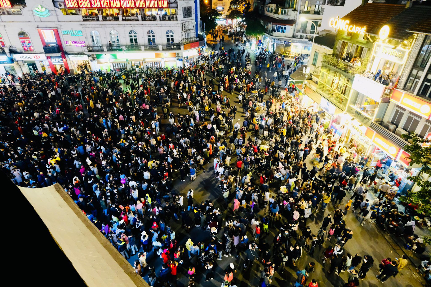 Pháo hoa rực sáng bầu trời, Việt Nam bước sang năm mới 2021 ảnh 42