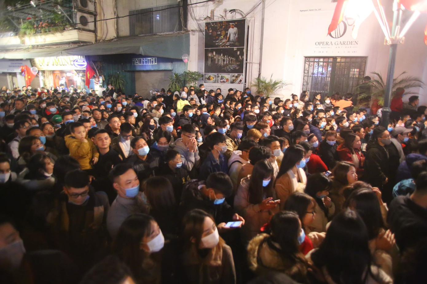 Pháo hoa rực sáng bầu trời, Việt Nam bước sang năm mới 2021 ảnh 51