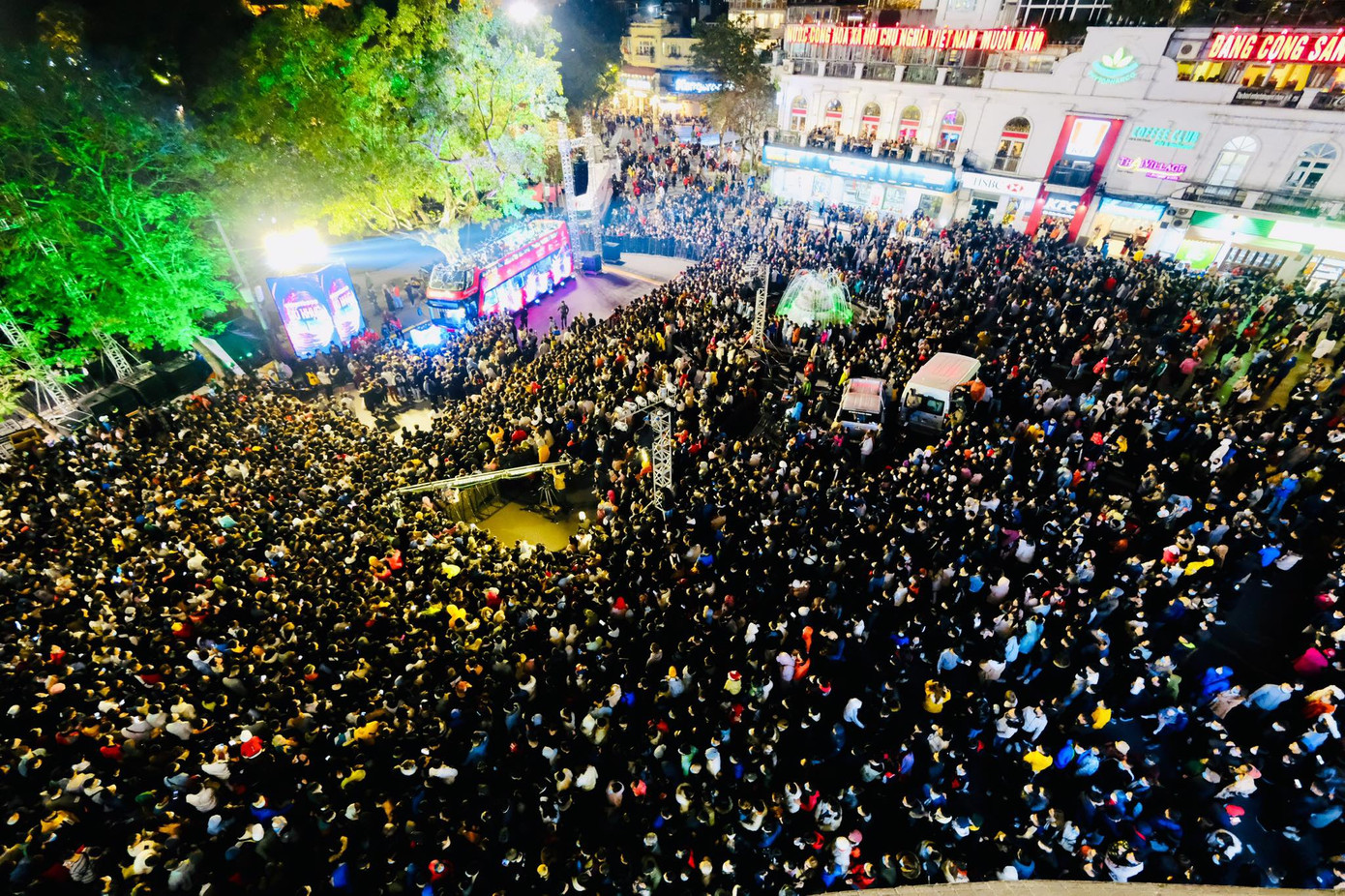 Pháo hoa rực sáng bầu trời, Việt Nam bước sang năm mới 2021 ảnh 41