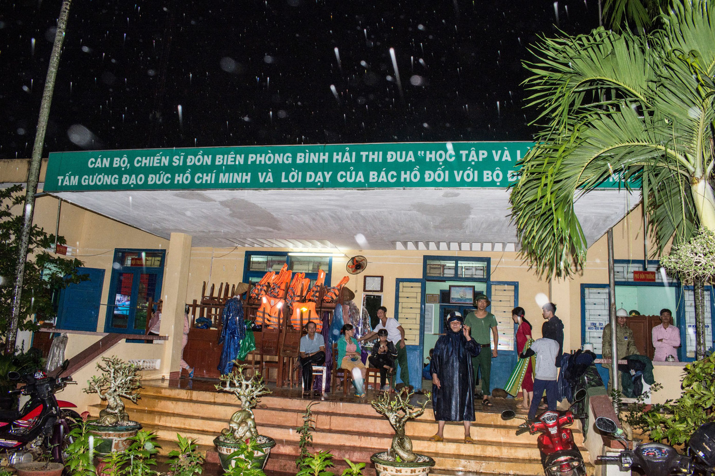 Bão số 9 áp sát, Quảng Ngãi mưa lớn, gió rít từng hồi ảnh 17