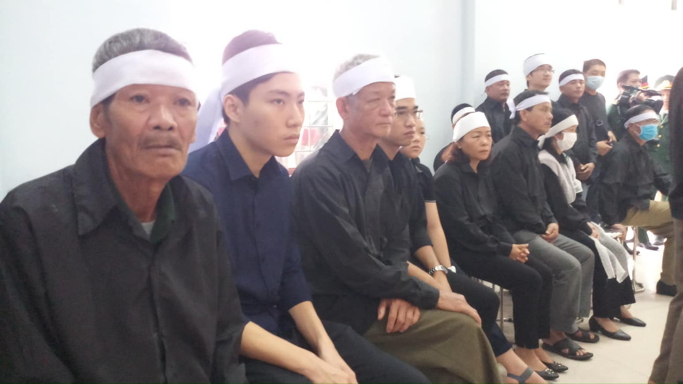 Hàng ngàn người tiễn biệt 13 liệt sĩ hy sinh tại Rào Trăng ảnh 34