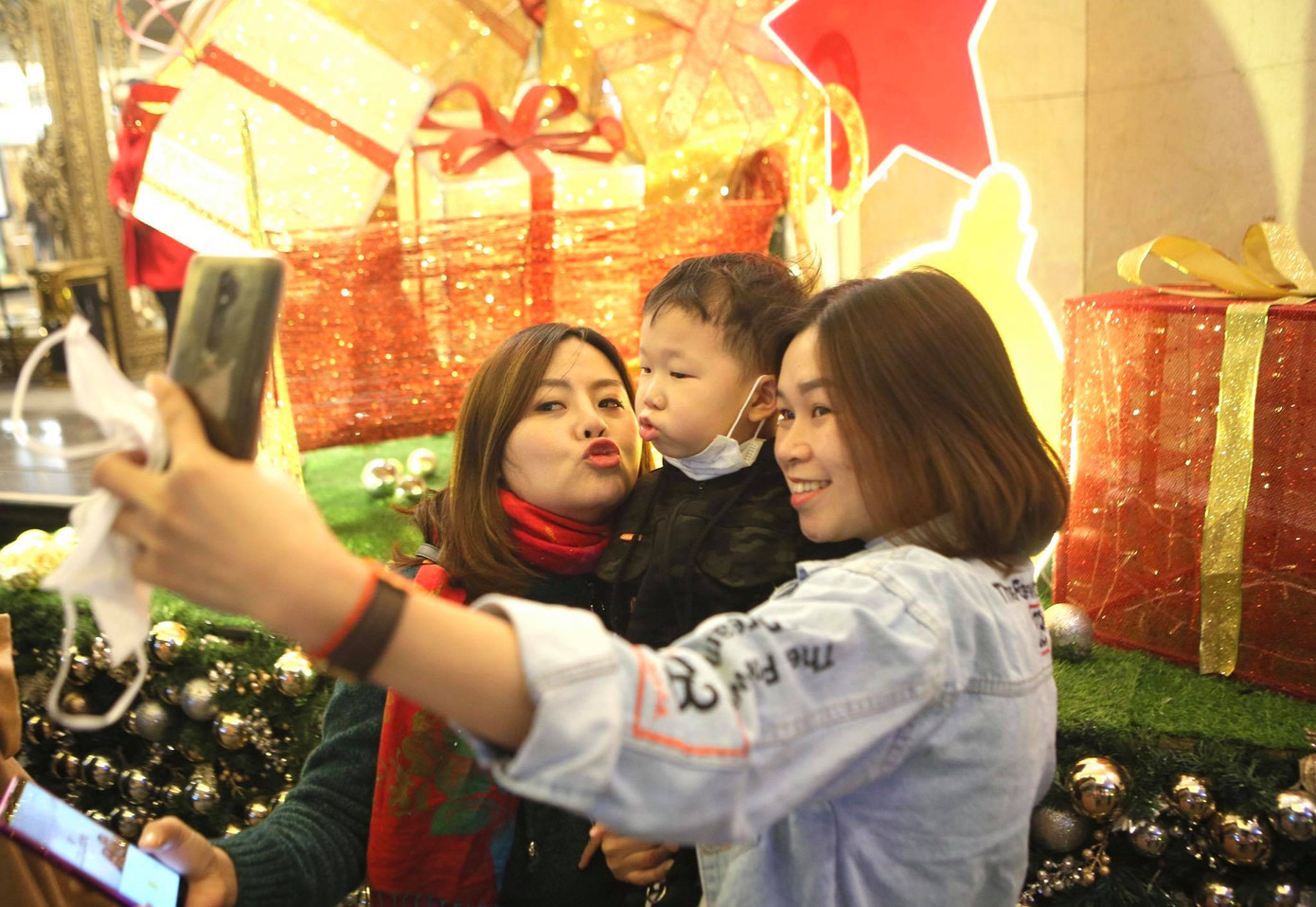 Pháo hoa rực sáng bầu trời, Việt Nam bước sang năm mới 2021 ảnh 66