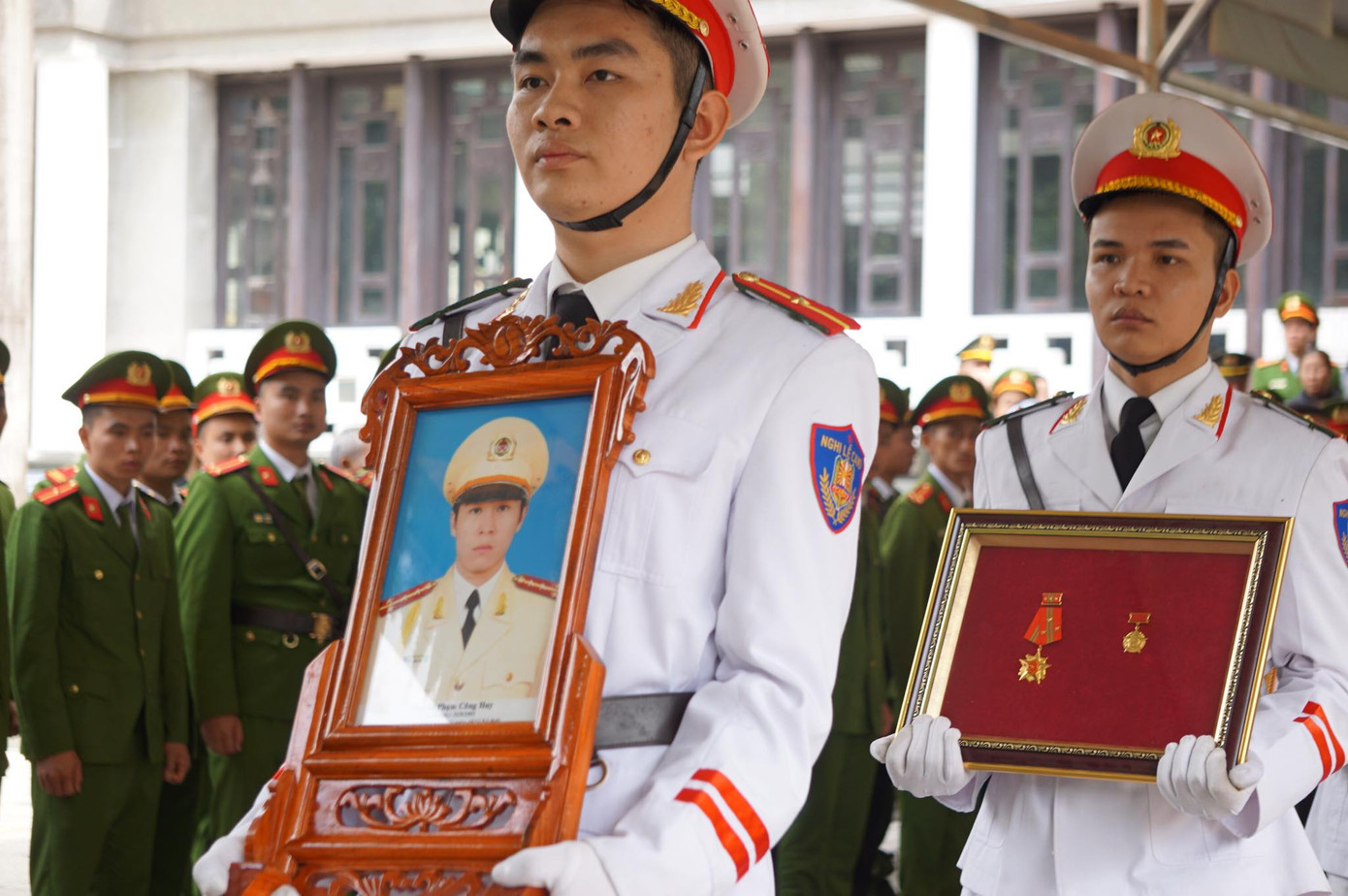 Tiễn biệt 3 liệt sĩ công an hy sinh ở Đồng Tâm ảnh 8