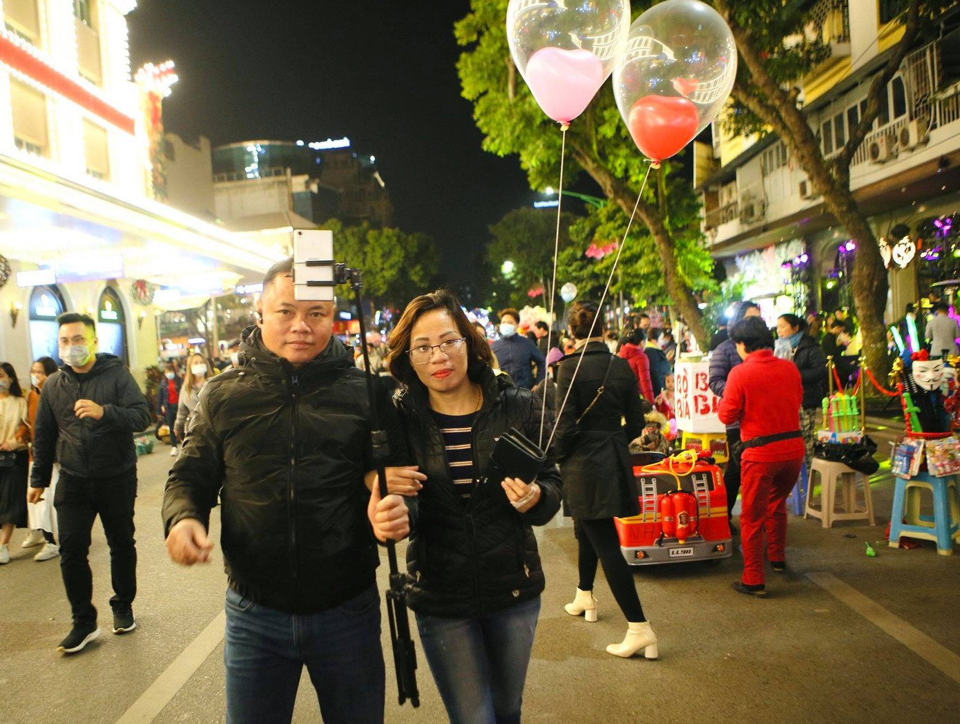 Pháo hoa rực sáng bầu trời, Việt Nam bước sang năm mới 2021 ảnh 67