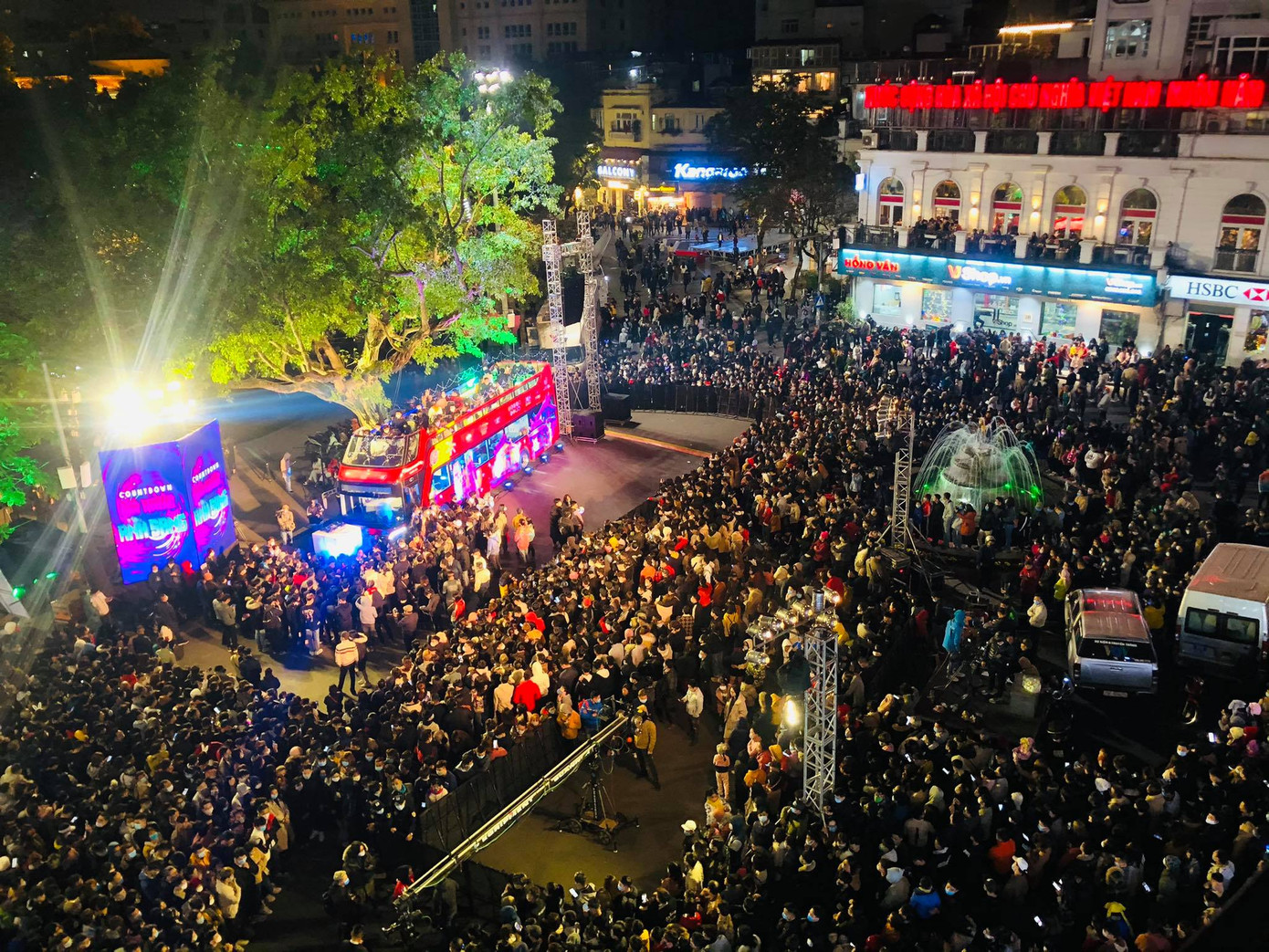 Pháo hoa rực sáng bầu trời, Việt Nam bước sang năm mới 2021 ảnh 38