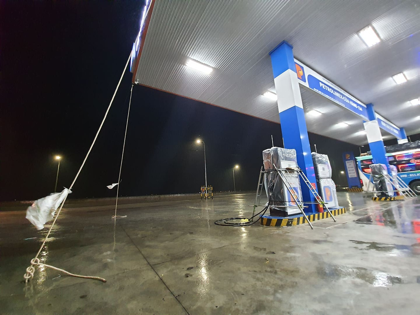 Bão số 9 áp sát, Quảng Ngãi mưa lớn, gió rít từng hồi ảnh 16