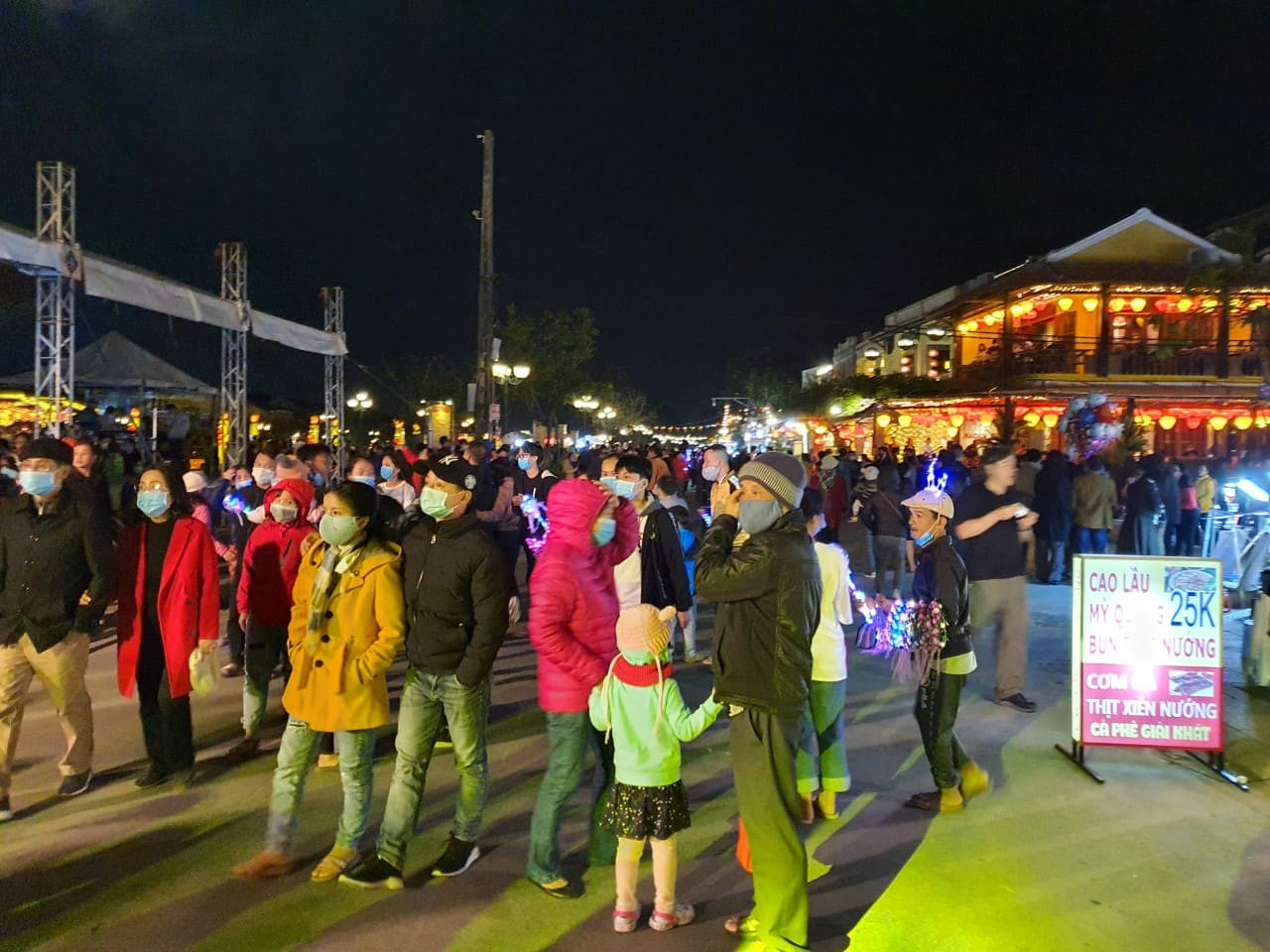 Pháo hoa rực sáng bầu trời, Việt Nam bước sang năm mới 2021 ảnh 32