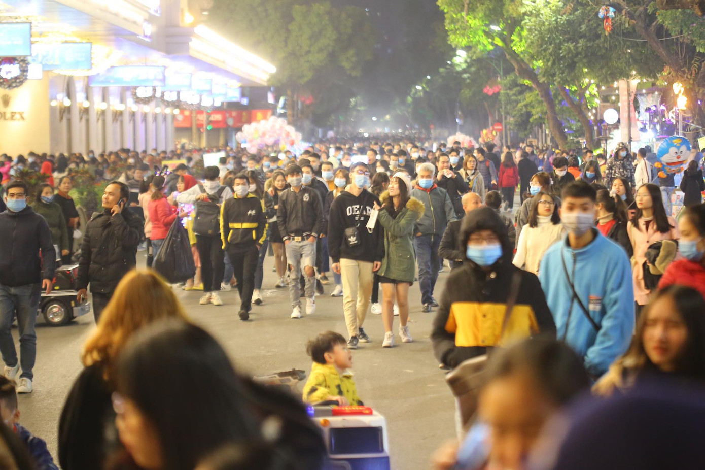 Pháo hoa rực sáng bầu trời, Việt Nam bước sang năm mới 2021 ảnh 59