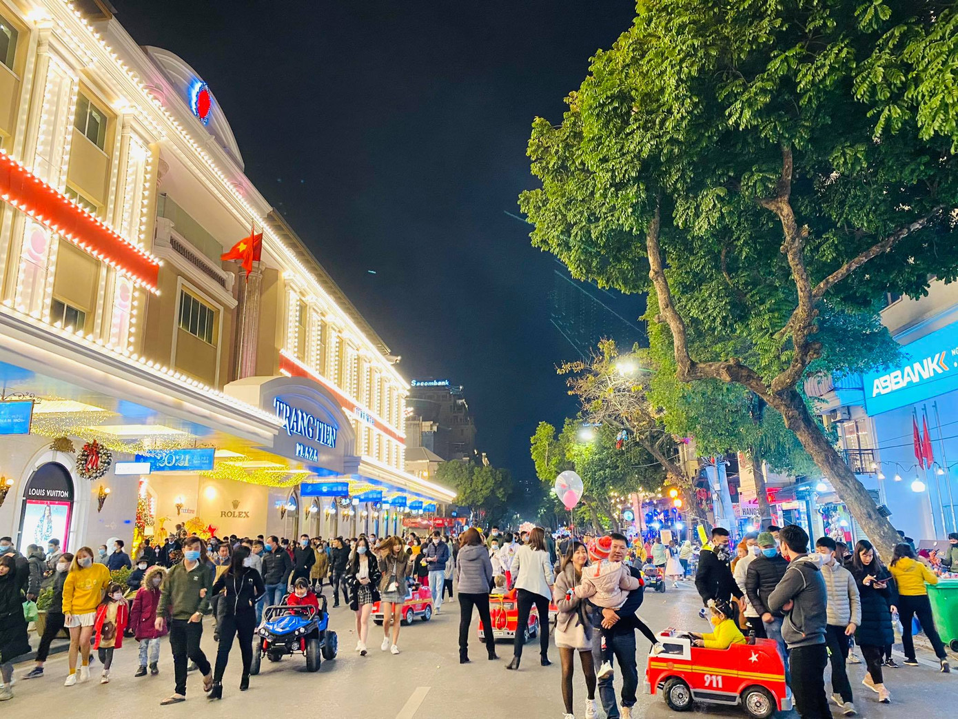 Pháo hoa rực sáng bầu trời, Việt Nam bước sang năm mới 2021 ảnh 64