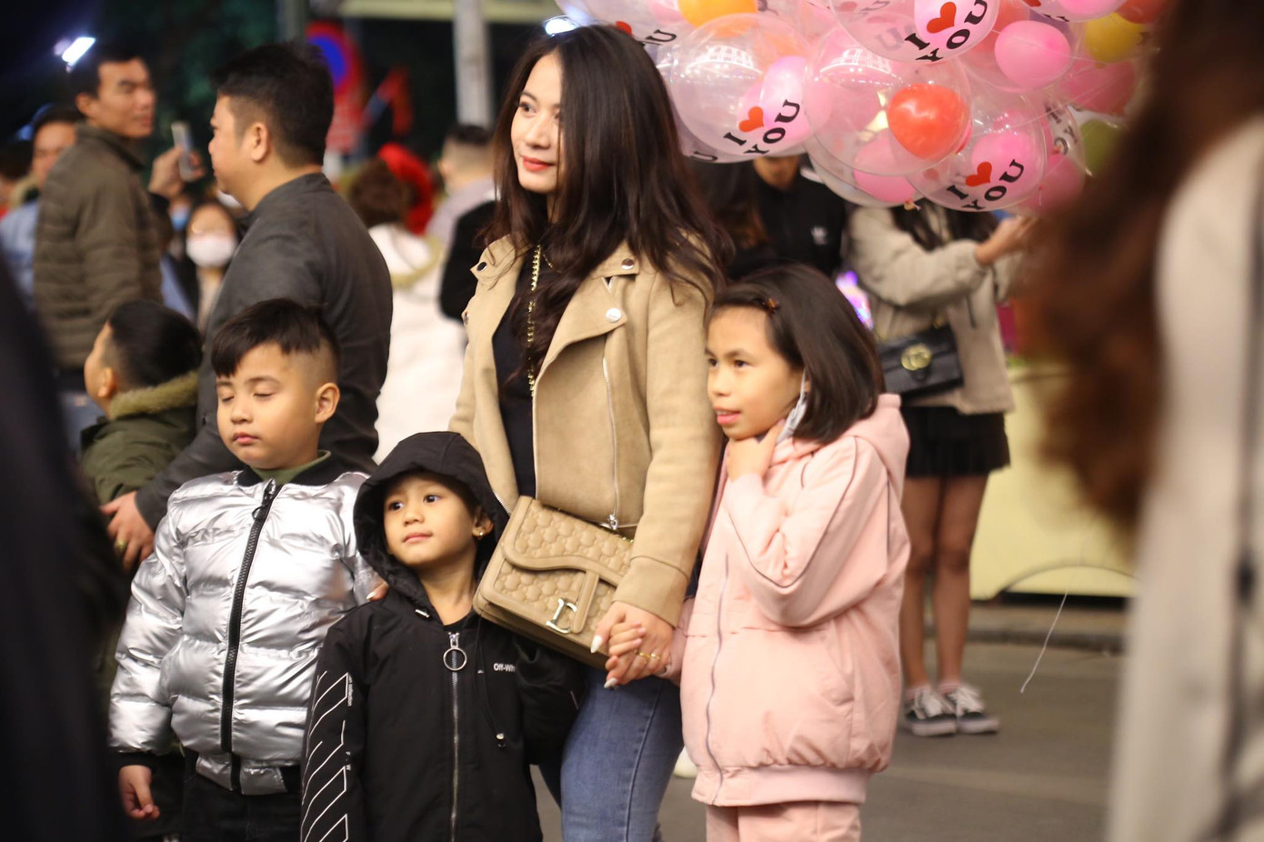 Pháo hoa rực sáng bầu trời, Việt Nam bước sang năm mới 2021 ảnh 56