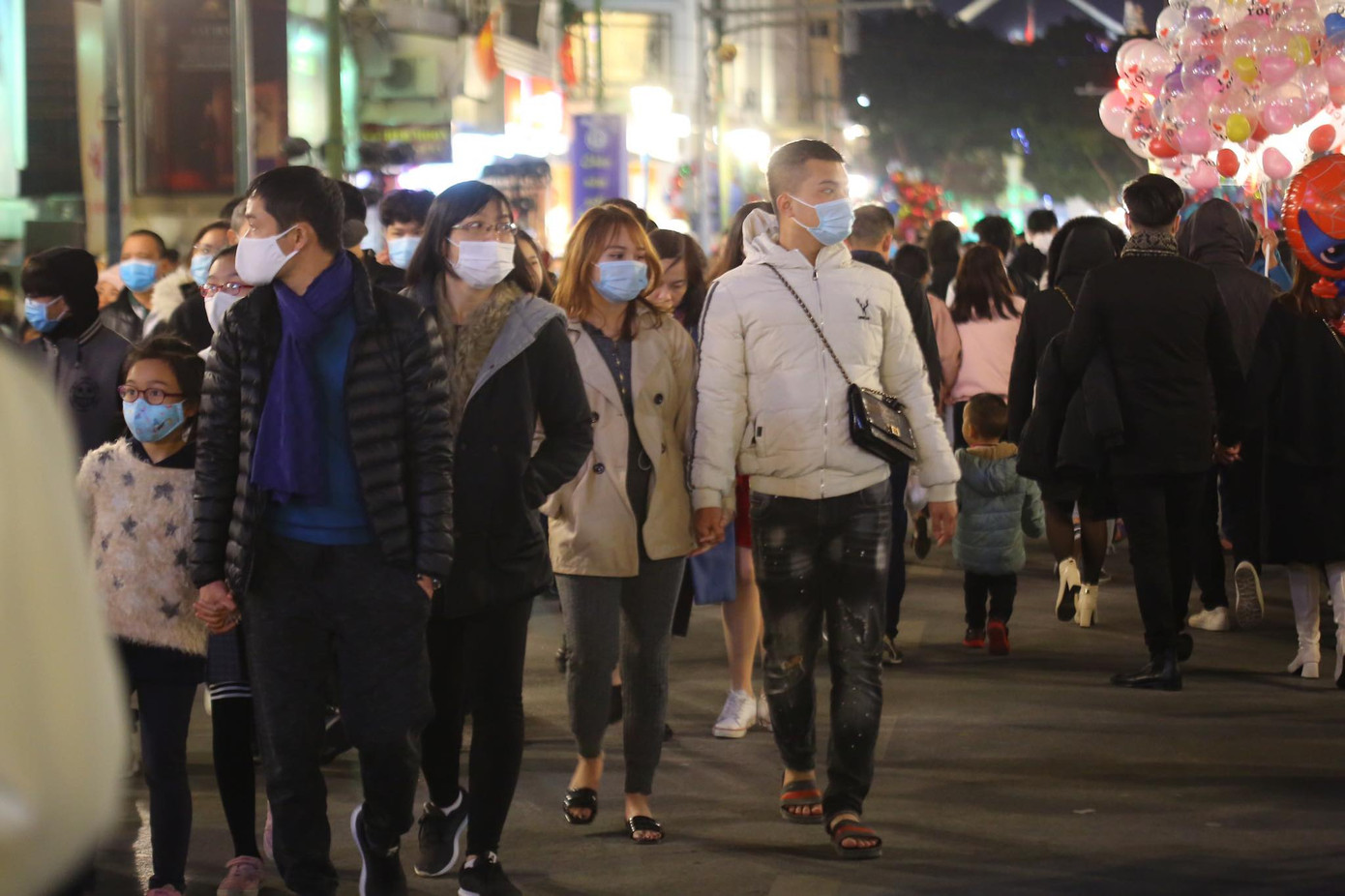 Pháo hoa rực sáng bầu trời, Việt Nam bước sang năm mới 2021 ảnh 57