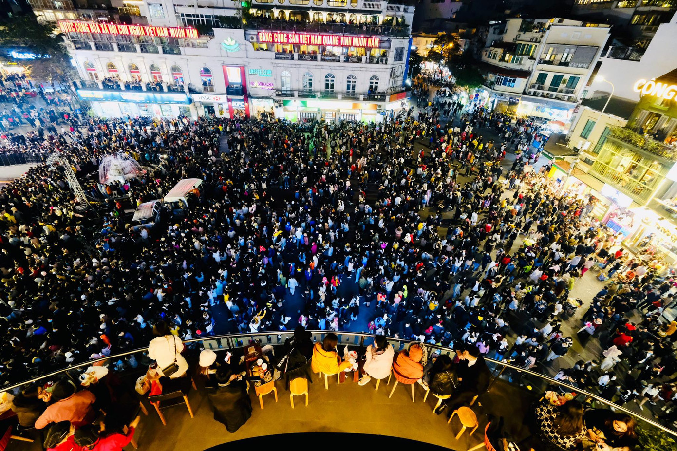 Pháo hoa rực sáng bầu trời, Việt Nam bước sang năm mới 2021 ảnh 40