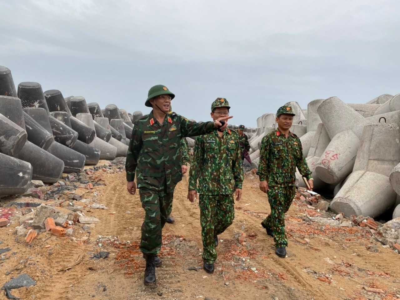Trực thăng, xe bọc thép sẵn sàng ứng phó với bão số 9 ảnh 9