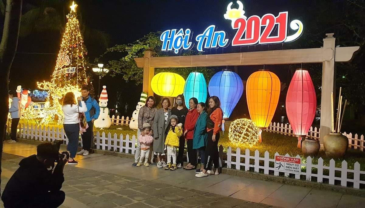 Pháo hoa rực sáng bầu trời, Việt Nam bước sang năm mới 2021 ảnh 31