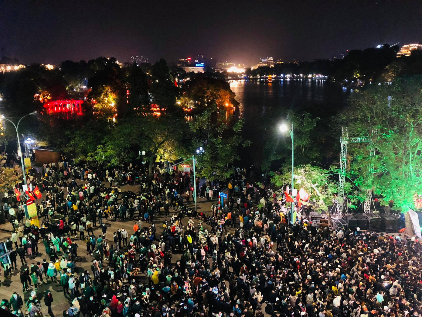 Pháo hoa rực sáng bầu trời, Việt Nam bước sang năm mới 2021 ảnh 39