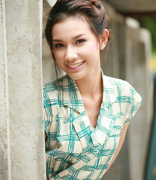 Top 5 Miss teen 2009 thời mới nổi khá giản dị với mái tóc búi cao, trang điểm nhẹ nhàng