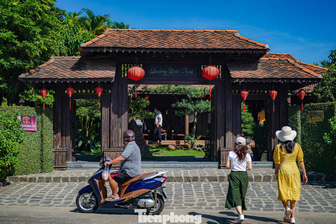 Nhà cổ Quảng Đức xưa: Đặt chân đến Nhà cổ Quảng Đức xưa (huyện Tuy An), bạn có thể chiêm ngưỡng kiến trúc nhà cổ miền Trung với 3 ngôi nhà cổ (Nhà quan tổng trấn, nhà Quảng Đức, nhà Ô Loan) và chiêm ngưỡng các sản phẩm gốm được làm từ nguyên liệu đất sét kết hợp vỏ sò của vùng đất Tuy An.