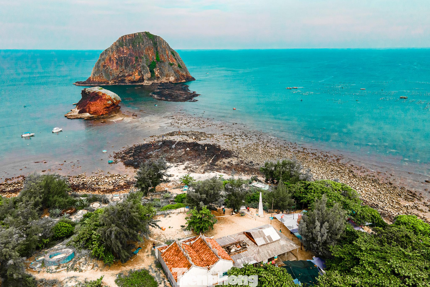 Hòn Yến thuộc thôn Nhơn Hội, huyện Tuy An, cách TP Tuy Hòa khoảng 20km về phía Bắc.