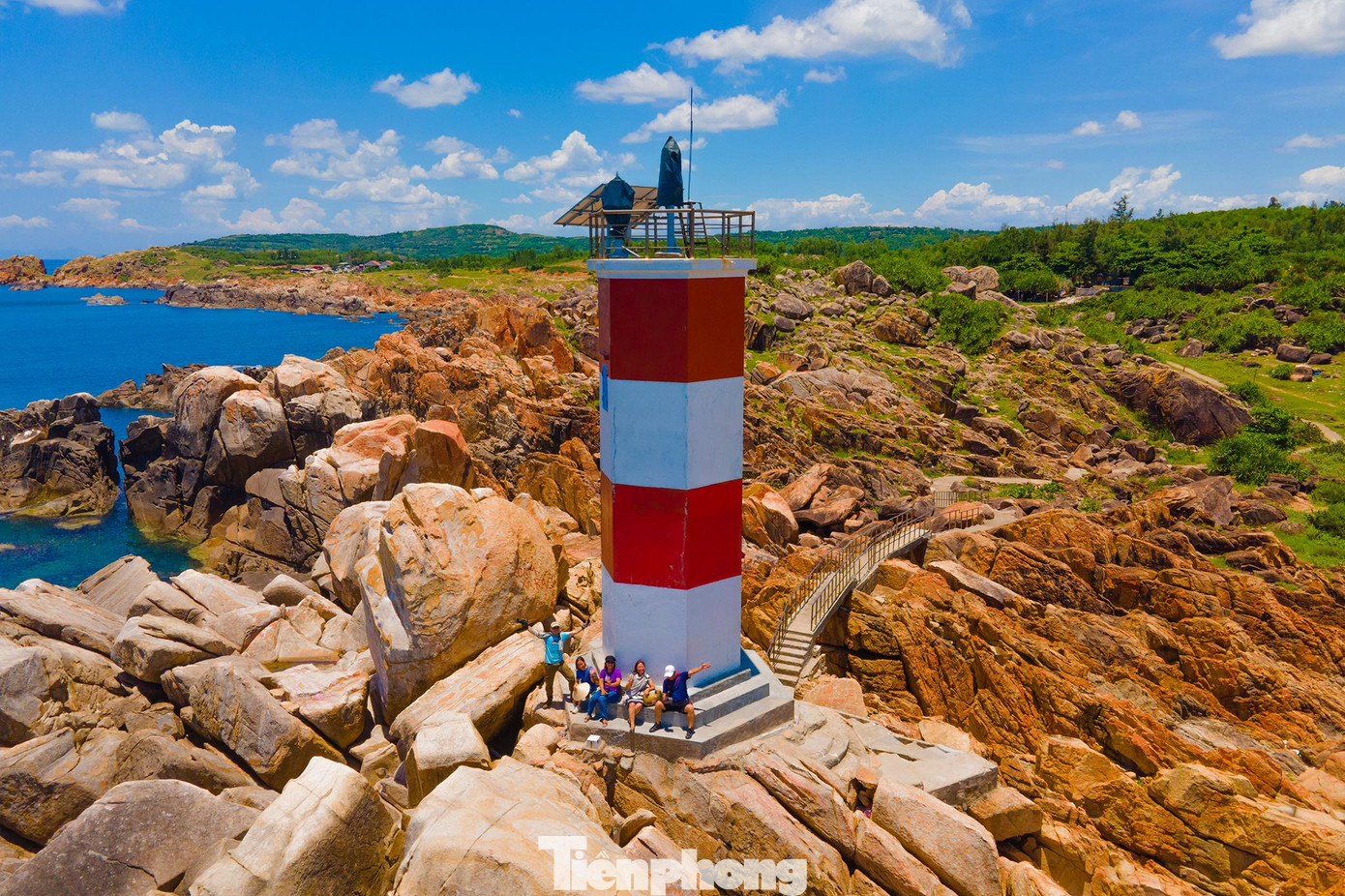 Gành Đèn: Nằm cách gành Đá Dĩa chừng 10 phút đi bộ là ngọn hải đăng Gành Đèn. Đây là ngọn hải đăng nhỏ, nằm ở một vị trí đắc địa, có thể dễ dàng định hướng cho thuyền bè vào ra Vịnh Xuân Đài gần đó.