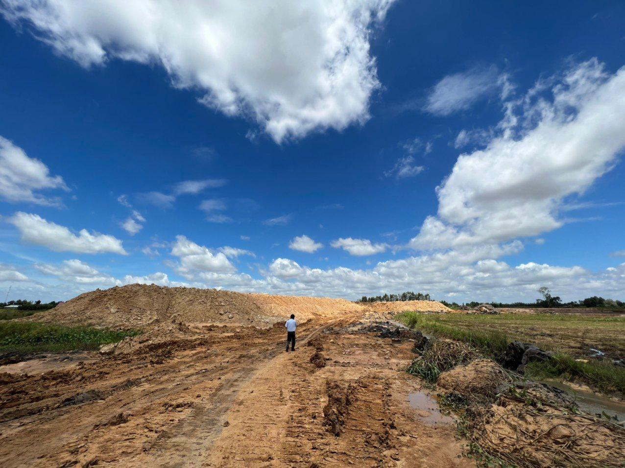 Sở Tài Nguyên và Môi trường Long An đã thành lập đoàn thanh tra, kiểm tra hai hầm khai thác đất. Sở Tài Nguyên và Môi trường Long An đã thành lập đoàn thanh tra, kiểm tra hai hầm khai thác đất.