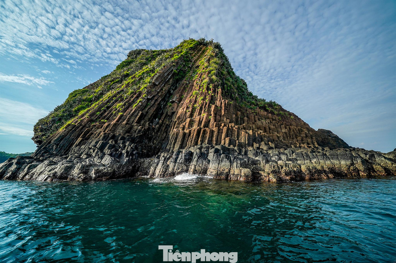 Tháng 4/2018, quần thể danh thắng Hòn Yến đựợc Bộ Văn hóa-Thể thao và Du lịch công nhận nơi đây là danh lam thắng cảnh cấp quốc gia. Thắng cảnh này bao gồm Hòn Yến, Hòn Đụn, Bàn Than, Gành Yến, Hòn Choi, Vũng Choi tạo thành tuyệt tác thiên nhiên bên bờ biển. Điểm nhấn rõ nét nhất là Hòn Yến nằm chỉ cách bờ vài trăm mét. Theo người dân địa phương, thuở xưa nơi đây loài chim yến thường xuyên bay về trú ngụ, cái tên xuất phát từ điều này.