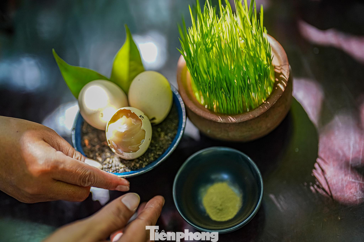 Đặc sản trong không gian này chính là trứng ủ trà xanh chấm với muối trà xanh.