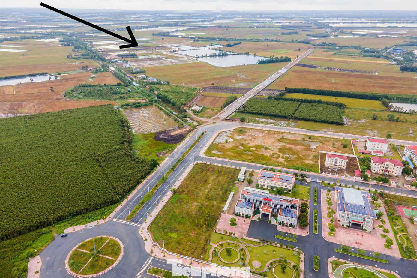 Vị trí hầm khai thác đất trái phép của công ty Đ.A.C nằm rất gần Trung tâm Hành chính huyện Mộc Hoá. Vị trí hầm khai thác đất trái phép của công ty Đ.A.C nằm rất gần Trung tâm Hành chính huyện Mộc Hoá.